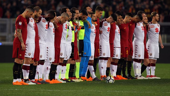 ROME, ITALY - MARCH 09: AS Roma and Torino FC players respect a minute of silence in memory of Fiorentina captain Davide Astori who died aged 31 before the Serie A match between AS Roma and Torino FC at Stadio Olimpico on March 9, 2018 in Rome, Italy.  (Photo by Paolo Bruno/Getty Images) 