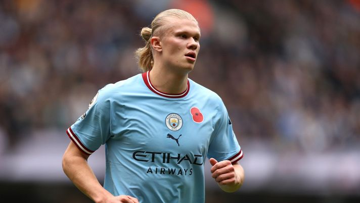 MANCHESTER, ENGLAND - NOVEMBER 12: Erling Haaland of Manchester City looks on during the Premier League match between Manchester City and Brentford FC at Etihad Stadium on November 12, 2022 in Manchester, England. (Photo by Charlotte Tattersall/Getty Images) Quali sono i campionati di calcio più seguiti a livello globale? Ecco la top 5 - immagine 1