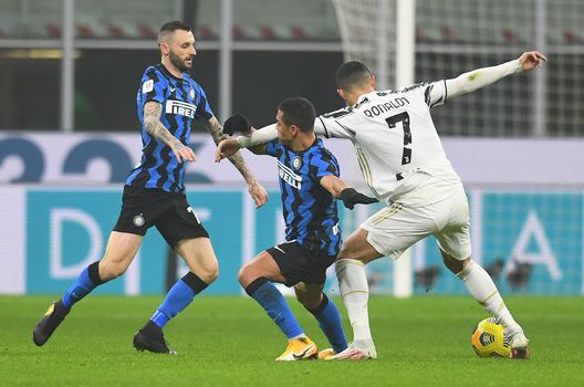 Cristiano Ronaldo affronta i giocatori nerazzurri in Inter-Juventus Cristiano Ronaldo affronta i giocatori nerazzurri in Inter-Juventus