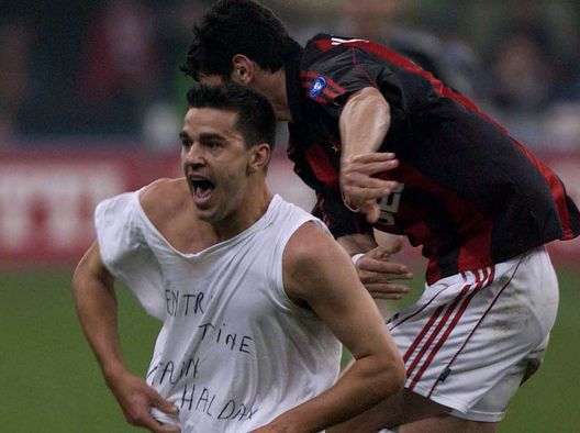  Cosmin Contra, terzino rumeno del Milan, esulta per il gol all'Inter (credits: GETTY Images) 