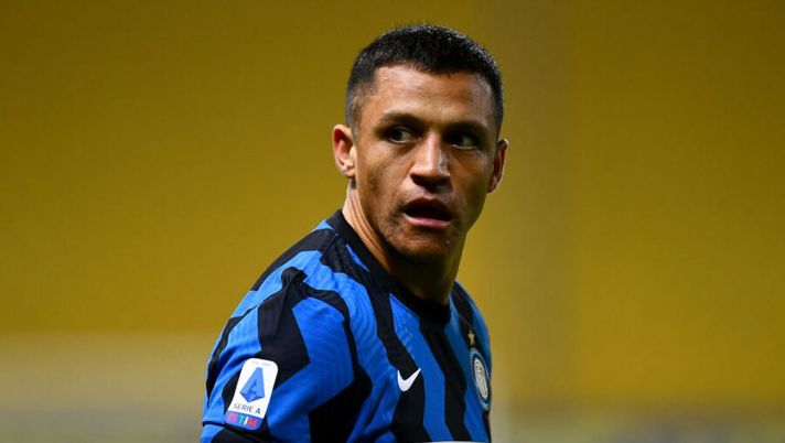 PARMA, ITALY - MARCH 04: Alexis Sanchez of Internazionale looks on during the Serie A match between Parma Calcio and FC Internazionale at Stadio Ennio Tardini on March 04, 2021 in Parma, Italy. Sporting stadiums around Italy remain under strict restrictions due to the Coronavirus Pandemic as Government social distancing laws prohibit fans inside venues resulting in games being played behind closed doors. (Photo by Alessandro Sabattini/Getty Images) Gazzetta: “Le vere condizioni di Sanchez. Dzeko guiderà contro la Sampdoria” - immagine 1