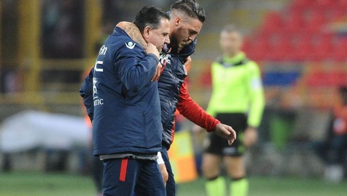 BOLOGNA, ITALY - OCTOBER 29: Simone Verdi of Bologna FC leaves the pitch after being injured during the Serie A match betweenBologna FC and ACF Fiorentina at Stadio Renato Dall'Ara on October 29, 2016 in Bologna, Italy. (Photo by Mario Carlini / Iguana Press/Getty Images) Bologna, ancora problemi per Verdi: fuori per infortunio muscolare all’intervallo - immagine 1