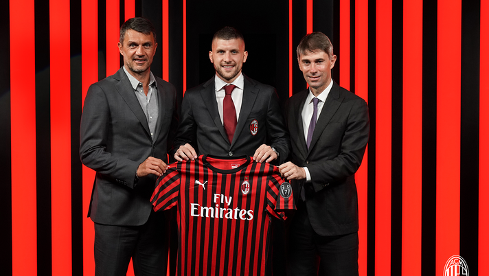 Ante Rebic con i dirigenti del Milan, Paolo Maldini e Frederic Massara (credits: acmilan.com) 