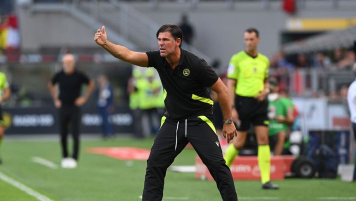 MILAN, ITALY - AUGUST 13: Head coachof Udinese Calcio Andrea Sottil reacts during the Serie A match between AC MIlan and Udinese Calcio at Stadio Giuseppe Meazza on August 13, 2022 in Milan, Italy. (Photo by Claudio Villa/AC Milan via Getty Images) Come far arrabbiare il padre: Andrea incontra Riccardo nell’anno migliore - immagine 1