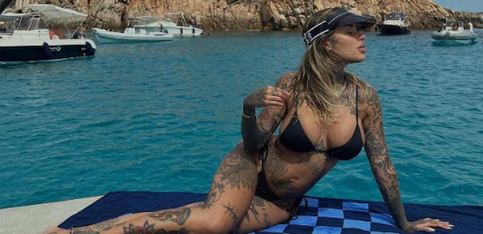 Zoe Cristofoli incanta: il vestito risalta le forme da urlo di lady Theo Hernandez- immagine 3