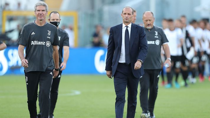 LA SPEZIA, ITALY - SEPTEMBER 22: Massimiliano Allegri manager of Juventus walks on the field on during the Serie A match between Spezia Calcio v Juventus at Stadio Alberto Picco on September 22, 2021 in La Spezia, Italy. (Photo by Gabriele Maltinti/Getty Images) LA SPEZIA, ITALY - SEPTEMBER 22: Massimiliano Allegri manager of Juventus walks on the field on during the Serie A match between Spezia Calcio v Juventus at Stadio Alberto Picco on September 22, 2021 in La Spezia, Italy. (Photo by Gabriele Maltinti/Getty Images)