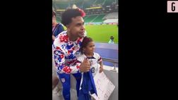 VIDEO / Usa, McKennie regala la maglia alla piccola tifosa