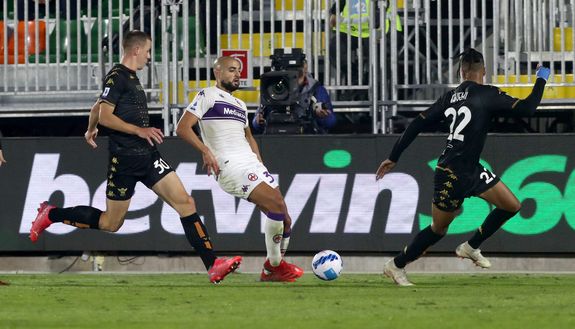 VENICE, ITALY - OCTOBER 18: Michael Svoboda of Venezia competes for the ball with Sofyan Amrabat of Fiorentina during the Serie A match between Venezia FC and ACF Fiorentina at Stadio Pier Luigi Penzo on October 18, 2021 in Venice, Italy. (Photo by Maurizio Lagana/Getty Images) VENICE, ITALY - OCTOBER 18: Michael Svoboda of Venezia competes for the ball with Sofyan Amrabat of Fiorentina during the Serie A match between Venezia FC and ACF Fiorentina at Stadio Pier Luigi Penzo on October 18, 2021 in Venice, Italy. (Photo by Maurizio Lagana/Getty Images)