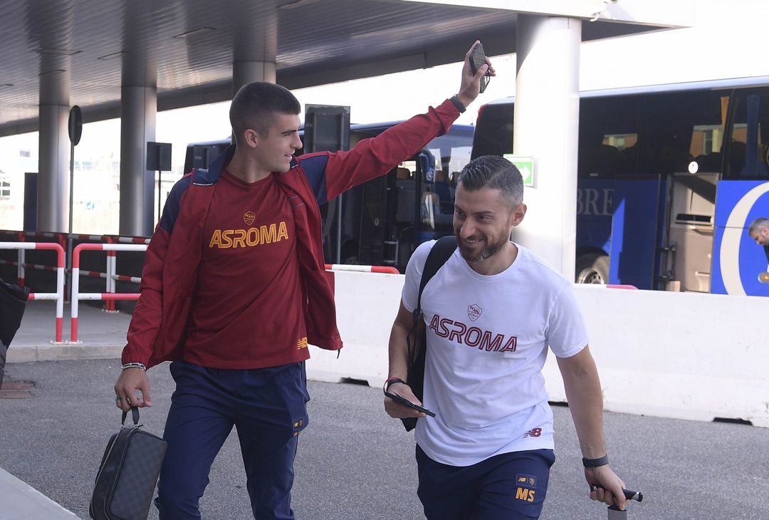 La Roma in partenza per Milano: domani la sfida con l’Inter – FOTO GALLERY - immagine 11