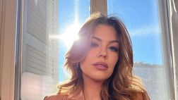 Costanza Caracciolo, selfie alla finestra e super scollatura: “Buon sabato!!”
