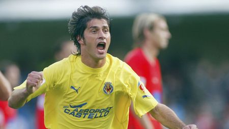 VILLARREAL, SPAIN - OCTOBER 23: Villareal's Alessio Tacchinardi celebrates his goal during the La Liga match between Villarreal and Mallorca played at the El Madrigal stadium in Villareal, Spain. (Photo by Luis Bagu/Getty Images). VILLARREAL, SPAIN - OCTOBER 23: Villareal's Alessio Tacchinardi celebrates his goal during the La Liga match between Villarreal and Mallorca played at the El Madrigal stadium in Villareal, Spain. (Photo by Luis Bagu/Getty Images).
