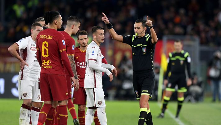 ROME, ITALY - JANUARY 05:  The referee Marco Di Bello gestures during the Serie A match between AS Roma and Torino FC at Stadio Olimpico on January 5, 2020 in Rome, Italy.  (Photo by Paolo Bruno/Getty Images) 
