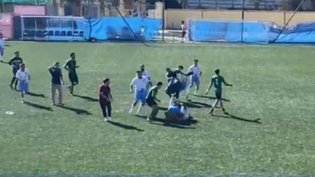 Battaglia campale in un campo di calcio a Malaga (Fonte Video Account SUR Deporte)