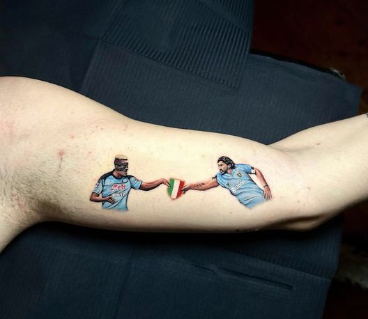 FOTO Il tatuaggio come la “Creazione” di Michelangelo: Osimhen e Diego i protagonisti- immagine 2