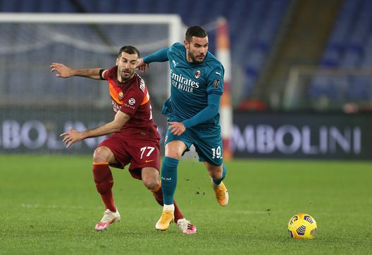 Theo Hernandez sposta di forza Mkitìharyan della Roma Theo Hernandez sposta di forza Mkitìharyan della Roma