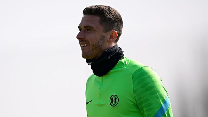 COMO, ITALY - MARCH 07: Robin Gosens of FC Internazionale smile during training session before the UEFA Champions League match between Liverpool FC v FC Internazionale Milano at the club's training ground Suning Training Center at Appiano Gentile on March 07, 2022 in Como, Italy. (Photo by Mattia Ozbot - Inter/Inter via Getty Images) Inter, la Gazzetta: “Cosa filtra per Gosens e Bastoni verso il match di Bologna” - immagine 1