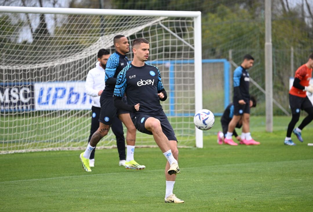 GALLERY Il Napoli prepara la sfida all’Atalanta: le foto dell’allenamento odierno - immagine 3