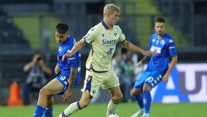 EMPOLI, ITALY - AUGUST 31: Josh Doig of Hellas Verona in action during the Serie A match between Empoli FC and Hellas Verona at Stadio Carlo Castellani on August 31, 2022 in Empoli, Italy. (Photo by Gabriele Maltinti/Getty Images) Mercato Bologna – Sartori punta forte su Doig, Vignato nella trattativa - immagine 1