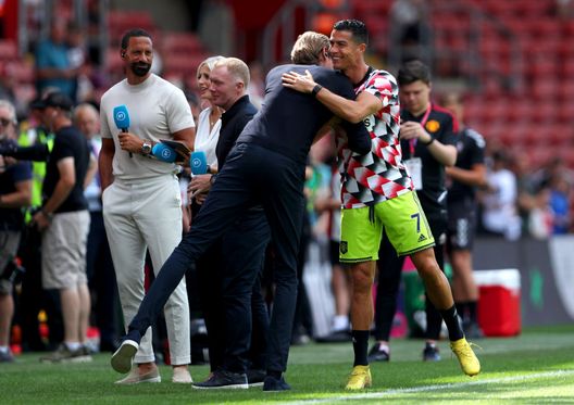 Manchester United's Cristiano Ronaldo (right) hugs Peter Crouch ahead of the Premier League match at St Mary's Stadium, Southampton. Picture date: Saturday August 27, 2022. (Photo by Kieran Cleeves/PA Images via Getty Images) CR7, che scherzo a Rio Ferdinand a bordocampo. L’ex United: “No, Cristiano, l’acqua sul camoscio no!” - immagine 1