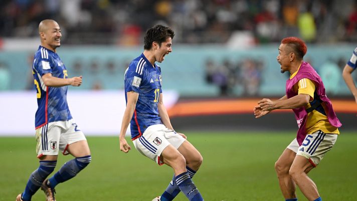 DOHA, QATAR - DECEMBER 01: Ao Tanaka (C) of Japan celebrates after scoring the team's second goal with teammates during the FIFA World Cup Qatar 2022 Group E match between Japan and Spain at Khalifa International Stadium on December 01, 2022 in Doha, Qatar. (Photo by Clive Mason/Getty Images) spagna giappone germania