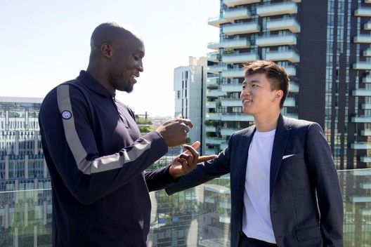 Zhang accoglie l’amico Lukaku, da Steven la prima chiamata. E dal 13 sarà ad Appiano- immagine 2