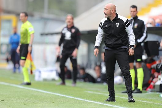 LA SPEZIA, ITALY - MAY 15: Vincenzo Italiano manager of Spezia Calcio gestures during the Serie A match between Spezia Calcio and Torino FC at Stadio Alberto Picco on May 15, 2021 in La Spezia, Italy. (Photo by Gabriele Maltinti/Getty Images) LA SPEZIA, ITALY - MAY 15: Vincenzo Italiano manager of Spezia Calcio gestures during the Serie A match between Spezia Calcio and Torino FC at Stadio Alberto Picco on May 15, 2021 in La Spezia, Italy. (Photo by Gabriele Maltinti/Getty Images)