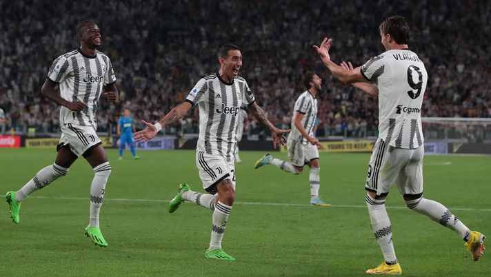 TURIN, ITALY - AUGUST 15: Dusan Vlahovic of Juventus celebrates his second goal with his team-mate Angel Di Maria and Denis Zakaria (L) during the Serie A match between Juventus and US Sassuolo at Allianz Stadium on August 15, 2022 in Turin, Italy. (Photo by Emilio Andreoli/Getty Images) TACKLE DURO – Il derby dei media su Di Maria contro Lukaku - immagine 1
