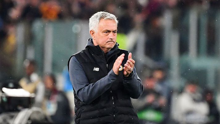 Roma's Portuguese head coach Jose Mourinho claps his hands during the UEFA Conference League semi-final second leg football match between AS Roma and Leicester City at The Olympic Stadium in Rome, on May 5, 2022. (Photo by Isabella BONOTTO / AFP) (Photo by ISABELLA BONOTTO/AFP via Getty Images) Mourinho: “Ora vogliamo vincere la finale. Mi rifiuto di parlare bene di Abraham perché…” - immagine 1