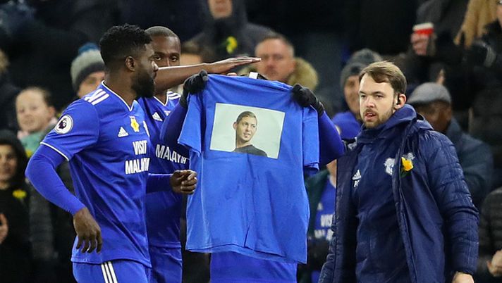 CARDIFF, WALES - FEBRUARY 02: Bobby Reid of Cardiff City celebrates after scoring his team's first goal from the penalty spot by raising a shirt showing their respects for Emiliano Sala during the Premier League match between Cardiff City and AFC Bournemouth at Cardiff City Stadium on February 2, 2019 in Cardiff, United Kingdom. (Photo by Warren Little/Getty Images) IL CARDIFF E IL CASO EMILIANO SALA
