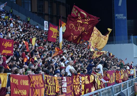 REGGIO NELL'EMILIA, ITALY - MAY 20: Fans of AS Roma during the serie A match between US Sassuolo and AS Roma at Mapei Stadium - Citta' del Tricolore on May 20, 2018 in Reggio nell'Emilia, Italy. (Photo by Giuseppe Bellini/Getty Images) REGGIO NELL'EMILIA, ITALY - MAY 20: Fans of AS Roma during the serie A match between US Sassuolo and AS Roma at Mapei Stadium - Citta' del Tricolore on May 20, 2018 in Reggio nell'Emilia, Italy. (Photo by Giuseppe Bellini/Getty Images)