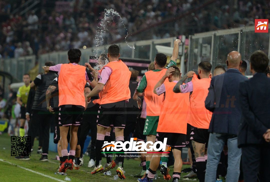 FOTO Palermo in Serie B, i festeggiamenti dei rosanero al Renzo Barbera (Gallery) - immagine 5