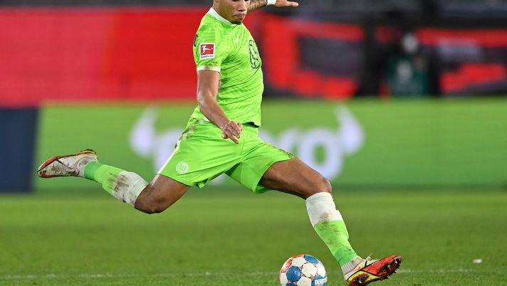 WOLFSBURG, GERMANY - FEBRUARY 06: Aster Vranckx of Wolfsburg in action during the Bundesliga match between VfL Wolfsburg and SpVgg Greuther Fürth at Volkswagen Arena on February 06, 2022 in Wolfsburg, Germany. (Photo by Stuart Franklin/Getty Images) L’Equipe: viola su Vranckx, può essere lui il colpo in extremis di questa estate - immagine 1