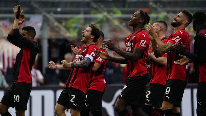 MILAN, ITALY - MAY 01: AC Milan players celebrate the victory at the end of the Serie A match between AC Milan and ACF Fiorentina at Stadio Giuseppe Meazza on May 01, 2022 in Milan, Italy. (Photo by Pier Marco Tacca/AC Milan via Getty Images)