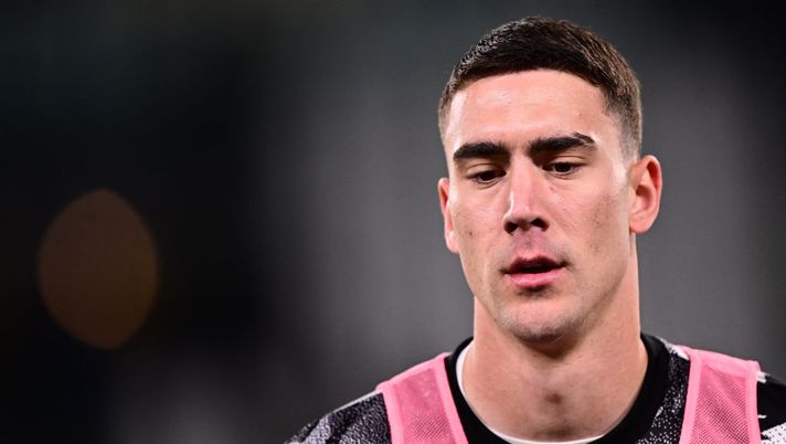 Juventus' forward from Serbia Dusan Vlahovic looks on during the warm up ahead of the Italian Cup semi-final first leg football match between Juventus and Inter Milan on April 4 2023 at the 'Allianz Stadium' in Turin. (Photo by Marco BERTORELLO / AFP) (Photo by MARCO BERTORELLO/AFP via Getty Images) Juventus, lavoro personalizzato per Vlahovic: le sue condizioni e novità su De Sciglio - immagine 1