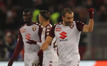  ROME, ITALY - DECEMBER 20: Lorenzo De Silvestri #29 with his teammates of Torino FC celebrates after scoring the opening goal during the TIM Cup match between AS Roma and Torino FC at Olimpico Stadium on December 20, 2017 in Rome, Italy. (Photo by Paolo Bruno/Getty Images)