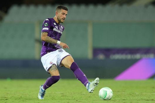 FLORENCE, ITALY - SEPTEMBER 08: Cristiano Biraghi of ACF Fiorentina in action during the UEFA Europa Conference League group A match between ACF Fiorentina and RÄ«gas Futbola skola at Stadio Artemio Franchi on September 8, 2022 in Florence, Italy (Photo by Gabriele Maltinti/Getty Images) Amoruso: “Non siamo la squadra dello scorso anno. Attacco? Manca qualità”- immagine 2