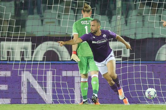 FLORENCE, ITALY - AUGUST 18: Arthur Mendonça Cabral of ACF Fiorentina celebrates after scoring a goal during the UEFA Europa Conference League 2022/23 Play-offs First Leg match between ACF Fiorentina and FC Twente at Artemio Franchi on August 18, 2022 in Florence, Italy. (Photo by Gabriele Maltinti/Getty Images) Fiorentina-Juve e un duello… in serbo. Jovic sfida l’ex Vlahovic- immagine 2