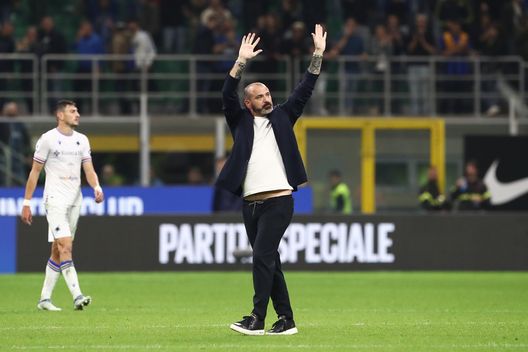 MILAN, ITALY - OCTOBER 29: Dejan Stankovic, Head Coach of UC Sampdoria acknowledges the fans following their side's defeat in the Serie A match between FC Internazionale and UC Sampdoria at Stadio Giuseppe Meazza on October 29, 2022 in Milan, Italy. (Photo by Marco Luzzani/Getty Images) Quando Mancini portò Stankovic alla Fiorentina, o quasi- immagine 2