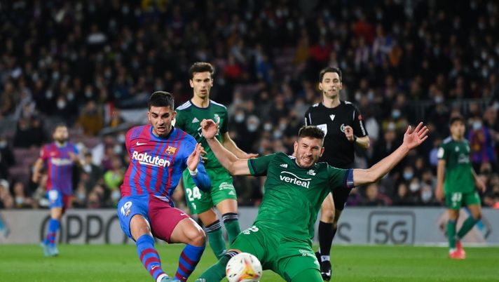 BARCELONA, SPAIN - MARCH 13: Ferran Torres of FC Barcelona shoots toward goal under a challenge by David Garcia of CA Osasuna during the LaLiga Santander match between FC Barcelona and CA Osasuna at Camp Nou on March 13, 2022 in Barcelona, Spain. (Photo by David Ramos/Getty Images) Due giorni per prepararsi al Clasico: il Barça in Turchia fino a venerdì - immagine 1