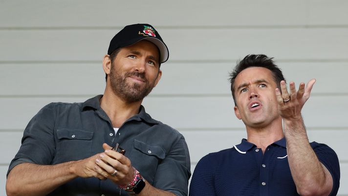 WREXHAM, WALES - MAY 28: Ryan Reynolds, Owner of Wrexham and Rob McElhenney, Actor and Co-Owner of Wrexham react prior to the Vanarama National League Play-Off Semi Final match between Wrexham and Grimsby Town at Racecourse Ground on May 28, 2022 in Wrexham, Wales. (Photo by Lewis Storey/Getty Images) Il Wrexham di Ryan Reynolds e Rob McElhenney…vuole Cristiano Ronaldo: c’è un documentario che lo aspetta! - immagine 1