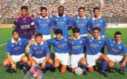 Una formazione del Napoli 1994-95. Pecchia e Carbone sono accosciati, al centro, uno in fianco all'altro
Una formazione del Napoli 1994-95. Pecchia e Carbone sono accosciati, al centro, uno in fianco all'altro
