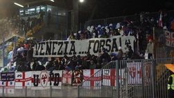 Venezia, solidarietà dai tifosi del Padova: uno striscione “dedicato” in curva