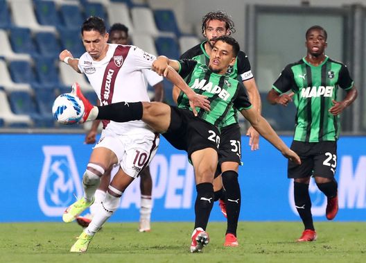 REGGIO NELL'EMILIA, ITALY - SEPTEMBER 17: Sasa Lukic of Torino FC competes for the ball with Abderrahman Harroui of US Sassuolo during the Serie A match between US Sassuolo and Torino FC at Mapei Stadium - Citta' del Tricolore on September 17, 2021 in Reggio nell'Emilia, Italy. (Photo by Marco Luzzani/Getty Images) Il Torino può stanare il Sassuolo: dovrà insistere sulle costruzioni verticali- immagine 3