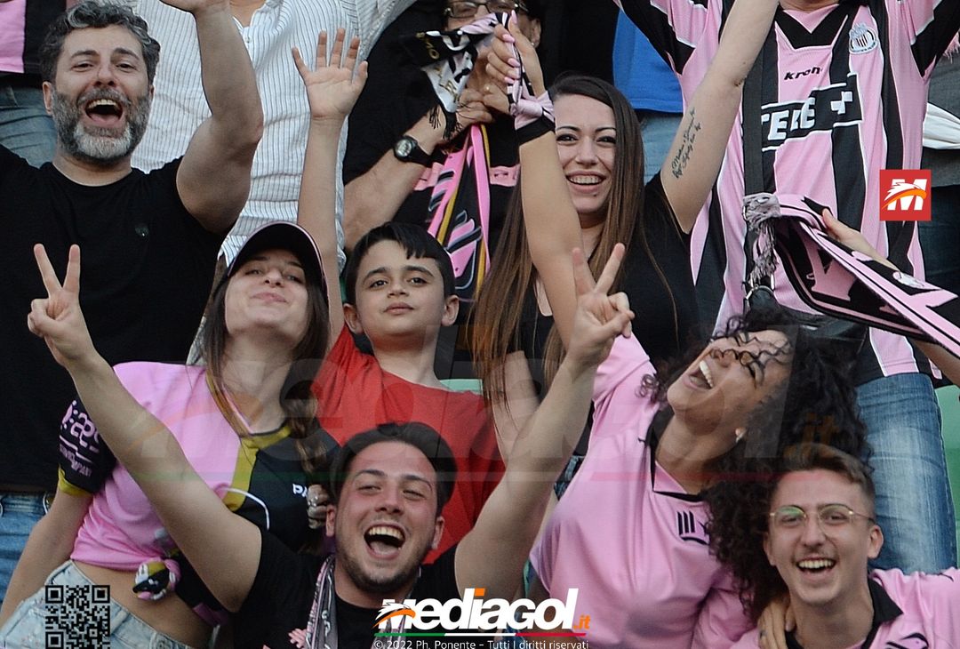 Fototifo, i tifosi allo stadio per Palermo-Feralpisaló 1-0 (gallery) - immagine 43