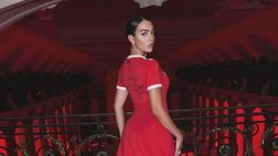 Parigi, Georgina sfila con un vestito ispirato a CR7: “Un sogno diventato realtà”