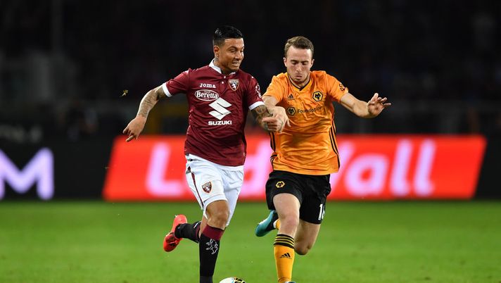 TURIN, ITALY - AUGUST 22: Armando Izzo (L) of Torino is challenged by Diogo Jota of Wolverhampton Wanderers during the UEFA Europa League Playoffs 1st Leg match between Torino and Wolverhampton Wanderers at Stadio Olimpico on August 22, 2019 in Turin, Italy. (Photo by Valerio Pennicino/Getty Images) TURIN, ITALY - AUGUST 22: Armando Izzo (L) of Torino is challenged by Diogo Jota of Wolverhampton Wanderers during the UEFA Europa League Playoffs 1st Leg match between Torino and Wolverhampton Wanderers at Stadio Olimpico on August 22, 2019 in Turin, Italy. (Photo by Valerio Pennicino/Getty Images)