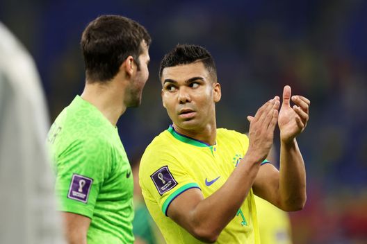 DOHA, QATAR - NOVEMBER 28: Casemiro of Brazil applauds fans after the 1-0 win during the FIFA World Cup Qatar 2022 Group G match between Brazil and Switzerland at Stadium 974 on November 28, 2022 in Doha, Qatar. (Photo by Clive Brunskill/Getty Images) Qatar 2022 ha il suo veggente: ha postato con 24 ore di anticipo gol, marcatore e minuto di Brasile – Svizzera - immagine 1