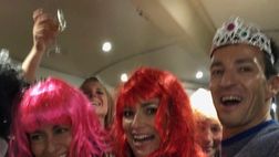 Festa pazza sul tram a Torino per il compagno di Alena Seredova: parrucche e brindisi