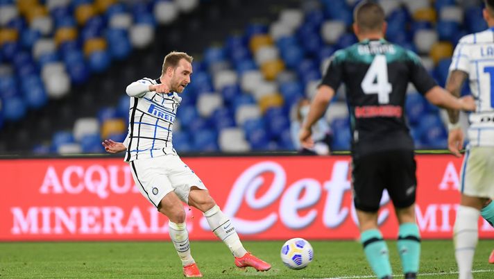 NAPLES, ITALY - APRIL 18: Christian Eriksen of FC Internazionale scores their team's first goal during the Serie A match between SSC Napoli and FC Internazionale at Stadio Diego Armando Maradona on April 18, 2021 in Naples, Italy. Sporting stadiums around Italy remain under strict restrictions due to the Coronavirus Pandemic as Government social distancing laws prohibit fans inside venues resulting in games being played behind closed doors. (Photo by Francesco Pecoraro/Getty Images) NAPLES, ITALY - APRIL 18: Christian Eriksen of FC Internazionale scores their team's first goal during the Serie A match between SSC Napoli and FC Internazionale at Stadio Diego Armando Maradona on April 18, 2021 in Naples, Italy. Sporting stadiums around Italy remain under strict restrictions due to the Coronavirus Pandemic as Government social distancing laws prohibit fans inside venues resulting in games being played behind closed doors. (Photo by Francesco Pecoraro/Getty Images)