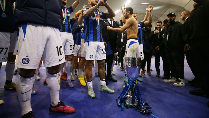 RIYADH, SAUDI ARABIA - JANUARY 18: Federico Dimarco of FC Internazionale celebrates after the team's victory with a megaphone during the EA Sports Supercup match between AC Milan and FC Internazionale at King Fahd International Stadium on January 18, 2023 in Riyadh, Saudi Arabia. (Photo by Yasser Bakhsh/Getty Images) Dimarco…col megafono, ma anche Tonali e altri calciatori tifosi: chi ha vissuto una favola e chi un incubo- immagine 2